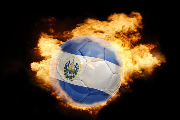 Pelota de fútbol con la bandera del salvador en llamas —  Fotos de Stock