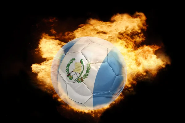 Ballon de football avec le drapeau du Guatemala en feu — Photo