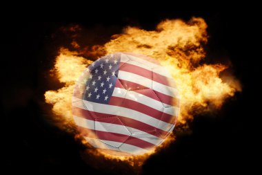 Futbol topu ile Amerika Birleşik Devletleri bayrağı yanıyor