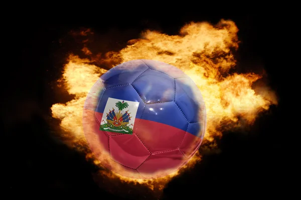 Ballon de football avec le drapeau de haiti en feu — Photo