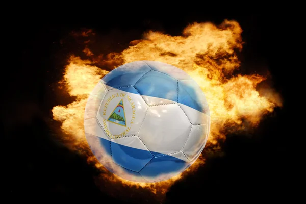 Ballon de football avec le drapeau de nicaragua en feu — Photo