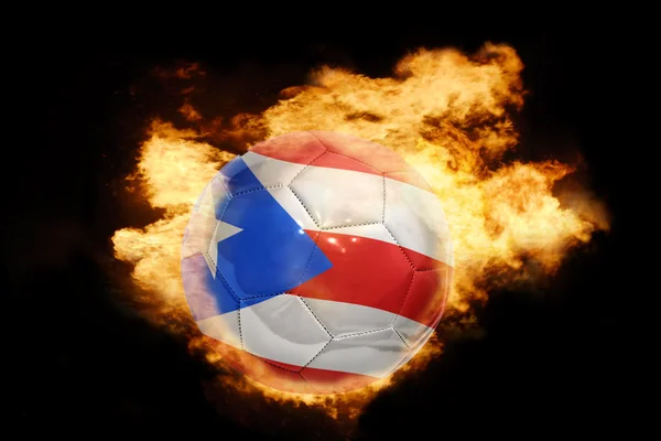 Футбольний м'яч з прапором Пуерто-Рико на вогні — стокове фото