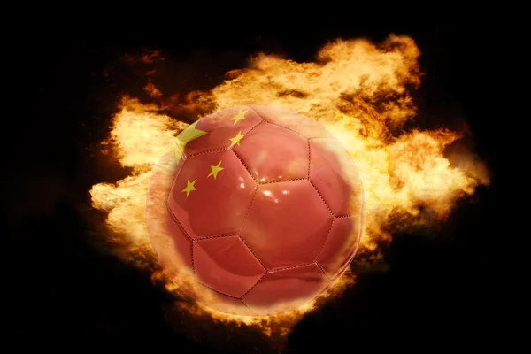 Ballon de football avec le drapeau de la Chine en feu — Photo