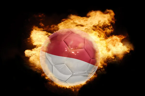 Ballon de football avec le drapeau de l'indonésie en feu — Photo