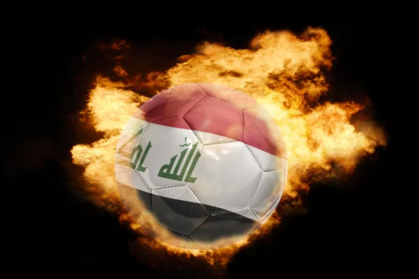 Piłka nożna piłka z flaga Iraku na ogień — Zdjęcie stockowe