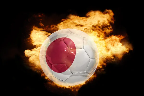 Ballon de football avec le drapeau du Japon en feu — Photo