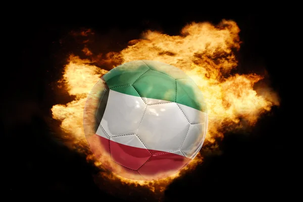 Mingea de fotbal cu steagul de kuwait pe foc — Fotografie, imagine de stoc