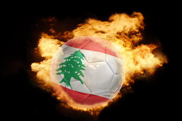 Ballon de football avec le drapeau du libanon en feu — Photo