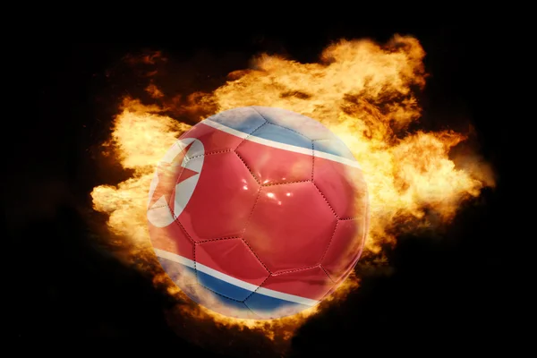 Ballon de football avec le drapeau de la Corée du Nord en feu — Photo