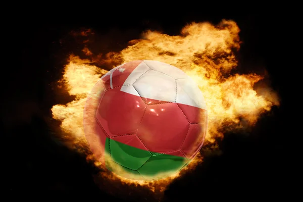 Ballon de football avec le drapeau d'oman en feu — Photo