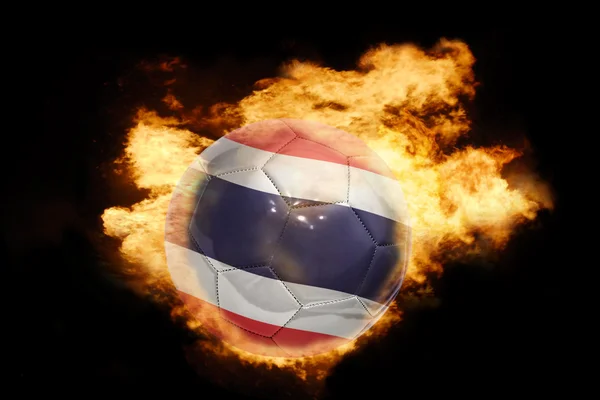 Palla da calcio con la bandiera della Thailandia in fiamme — Foto Stock