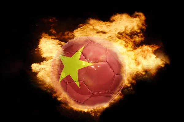 Ballon de football avec le drapeau du vietnam en feu — Photo