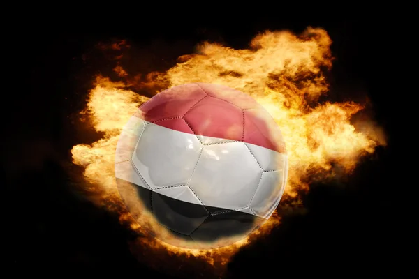 Μπάλα ποδοσφαίρου με τη σημαία της Υεμένης στην πυρκαγιά — Φωτογραφία Αρχείου