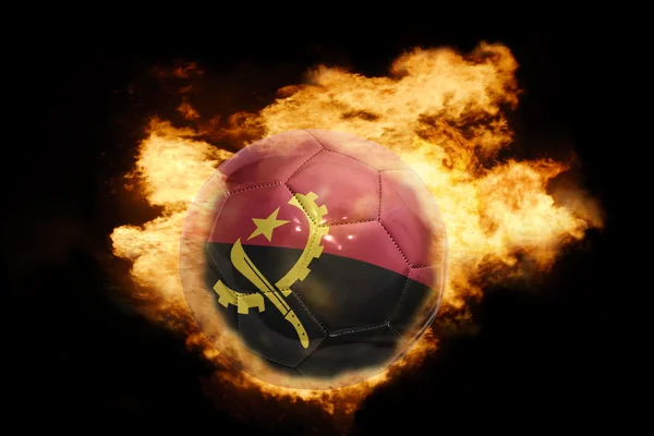 Ballon de football avec le drapeau de l'angola en feu — Photo