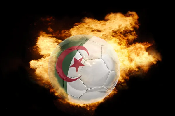 Ballon de football avec le drapeau de l'algérie en feu — Photo