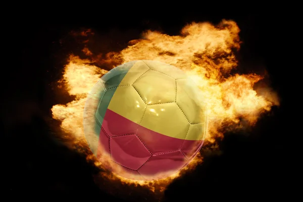 Ballon de football avec le drapeau du Bénin en feu — Photo