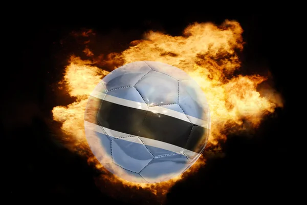 Ballon de football avec le drapeau du Botswana en feu — Photo