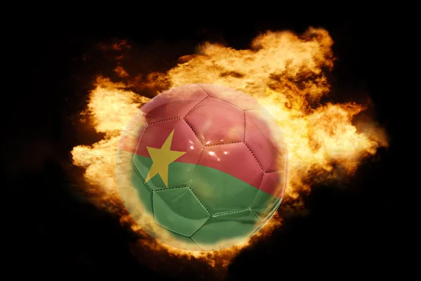 Ballon de football avec le drapeau de burkina faso en feu — Photo