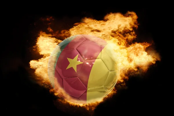 Ballon de football avec le drapeau du cameron en feu — Photo