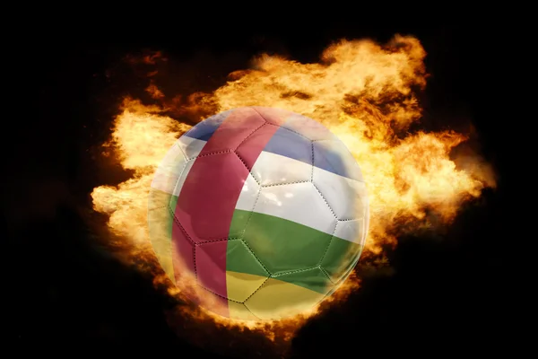 Ballon de football avec le drapeau de la République centrafricaine en feu — Photo