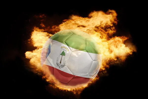 Pelota de fútbol con la bandera de Guinea Ecuatorial en llamas —  Fotos de Stock