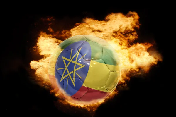 Ballon de football avec le drapeau de l'éthiopie en feu — Photo
