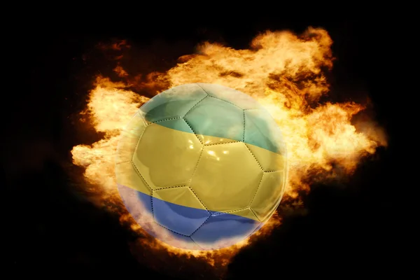 Ballon de football avec le drapeau du Gabon en feu — Photo