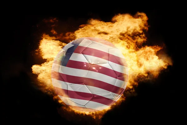 Fußball mit der Flagge Liberias in Flammen — Stockfoto