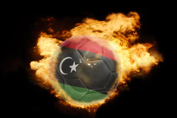 Ballon de football avec le drapeau de libya en feu — Photo