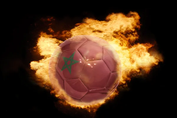 Ballon de football avec le drapeau du Maroc en feu — Photo