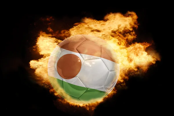 Fotbalový míč s vlajkou niger v plamenech — Stock fotografie
