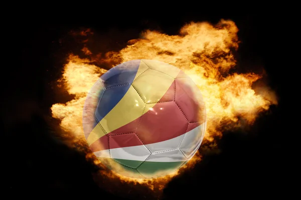 Ballon de football avec le drapeau des Seychelles en feu — Photo