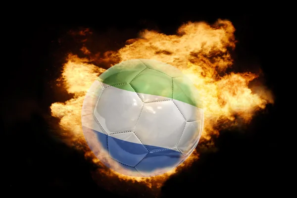 Palla da calcio con la bandiera della sierra leone in fiamme — Foto Stock