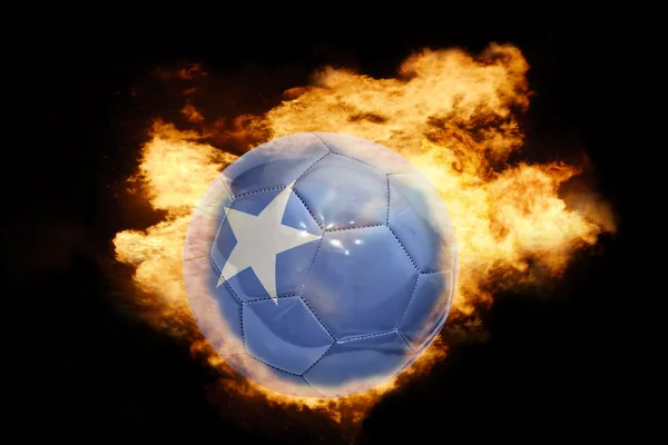 Ballon de football avec le drapeau de la somalie en feu — Photo