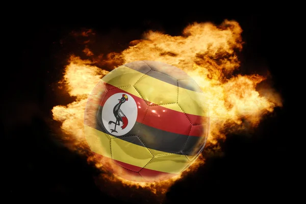 Ballon de football avec le drapeau de l'uganda en feu — Photo