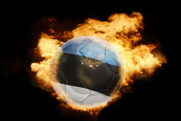 Ballon de football avec le drapeau de l'Estonie en feu — Photo