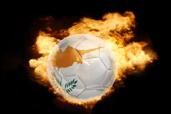 火にキプロスの国旗とサッカー ボール — ストック写真