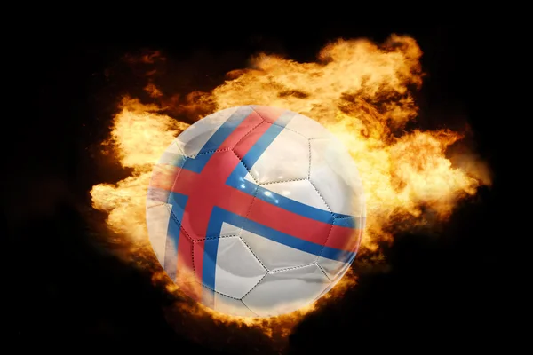 Ballon de football avec le drapeau de l'île de Féroé en feu — Photo