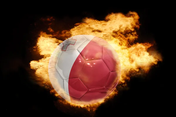 Ballon de football avec le drapeau de malta en feu — Photo