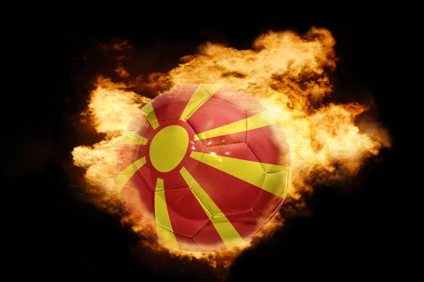 火のマケドニアの国旗とサッカー ボール — ストック写真