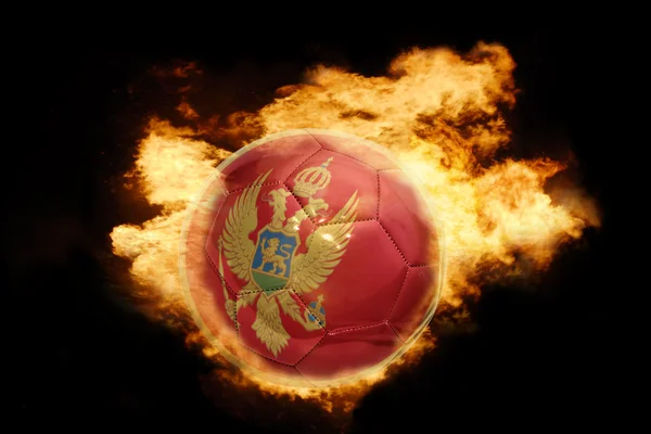 Ballon de football avec le drapeau de montenegro en feu — Photo