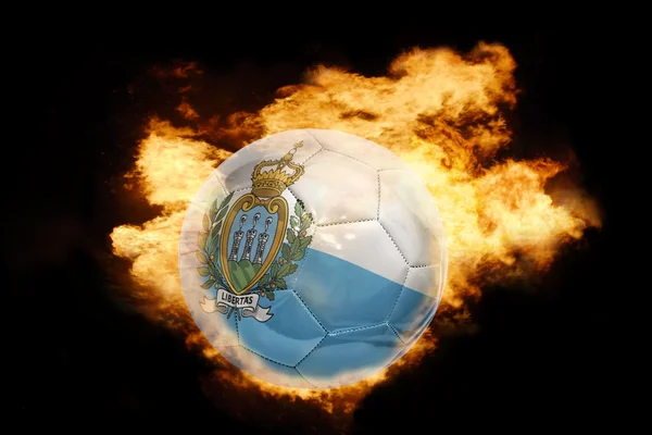 Ballon de football avec le drapeau de San Marino en feu — Photo