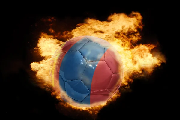 Ballon de football avec le drapeau de la mongolie en feu — Photo