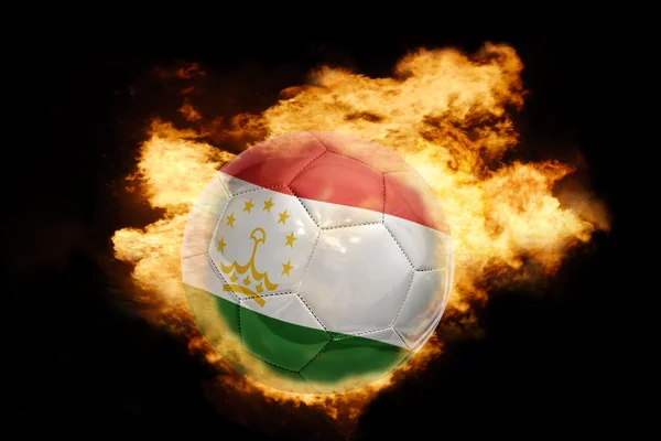 Ballon de football avec le drapeau du Tadjikistan en feu — Photo