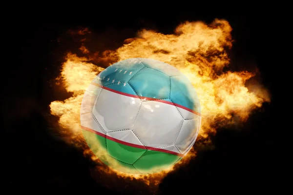 Ballon de football avec le drapeau de l'Ouzbékistan en feu — Photo