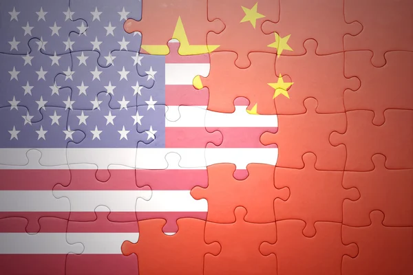 Puzzle con le bandiere nazionali degli Stati Uniti d'America e Cina — Foto Stock