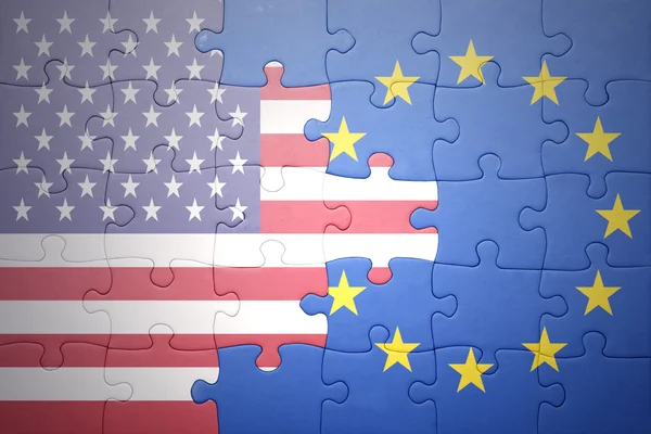 Pussel med nationsflaggor i Förenta staterna och Europeiska unionen Stockbild