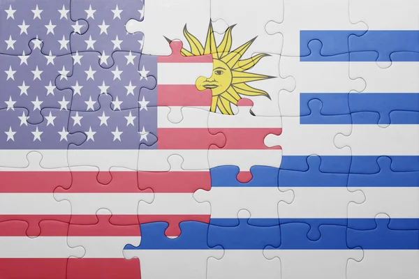 Головоломка з національним прапором об'єднаних держав Америки та Уругваю — стокове фото