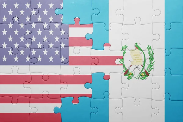 Rompecabezas con la bandera nacional de los estados unidos de América y Guatemala — Foto de Stock