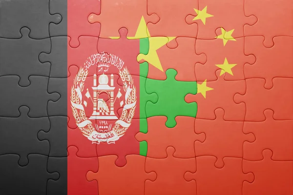 Puzzle mit der Nationalflagge Chinas und Afghanistans — Stockfoto